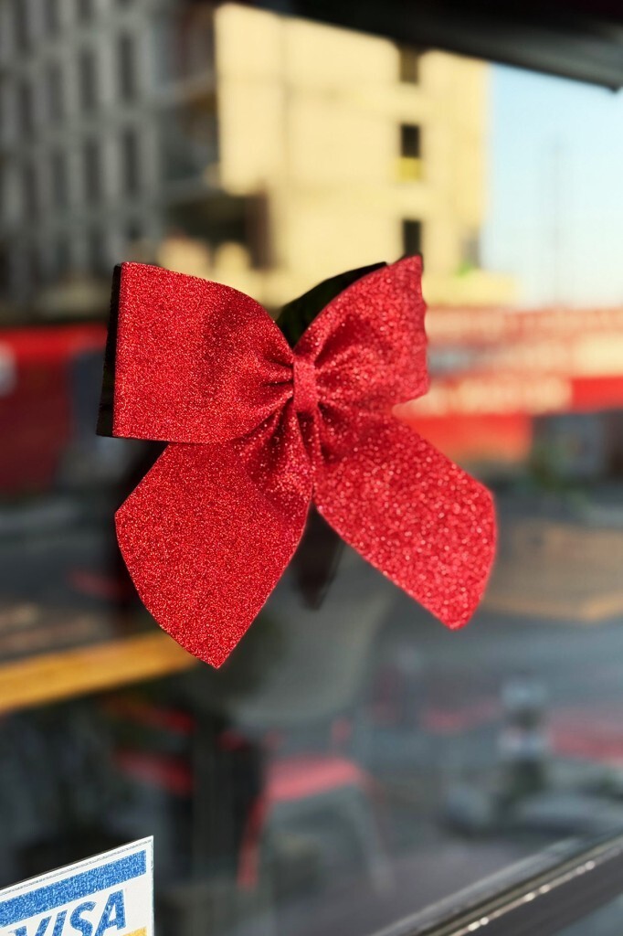 Beysüs Yılbaşı Ağacı Fiyonk Kırmızı Simli Eva Kapı ve Cam Süsleme - 8