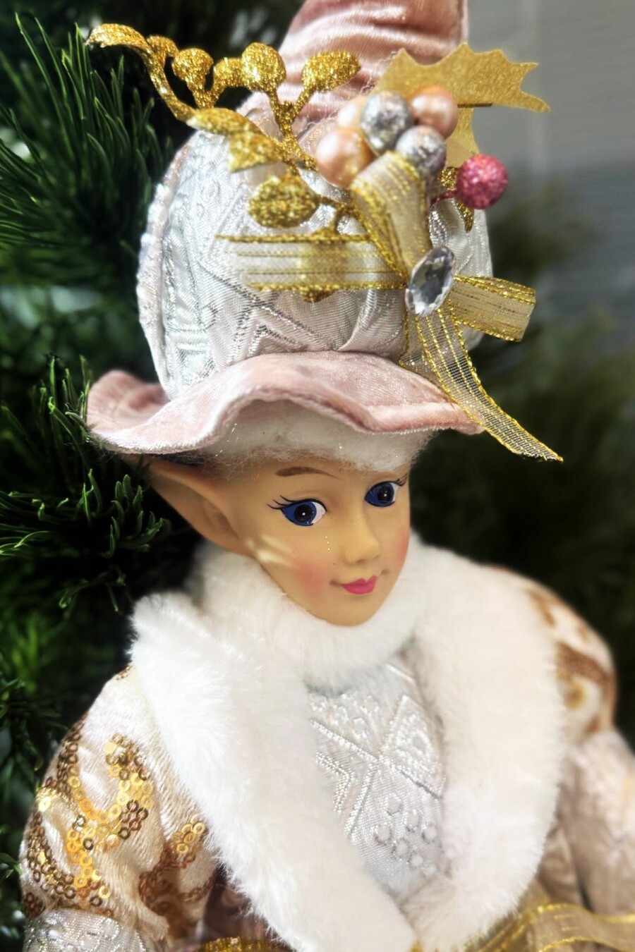 Beysüs Yılbaşı Ağacı Süsü Lüks Oturan Elf Figürü Şapkalı – Premium Koleksiyon - 2