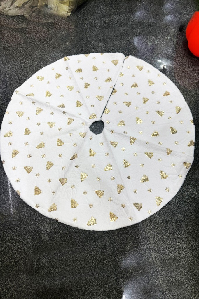 Beysüs Yılbaşı Çam Ağacı Süsü Çam Altı Örtüsü Peluş Gold Kar Desenli Beyaz - 3